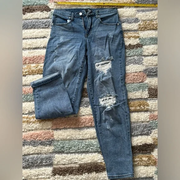 Women’s size 5 Fashion Nova Distressed Skinny Jeans - Picture 1 of 3